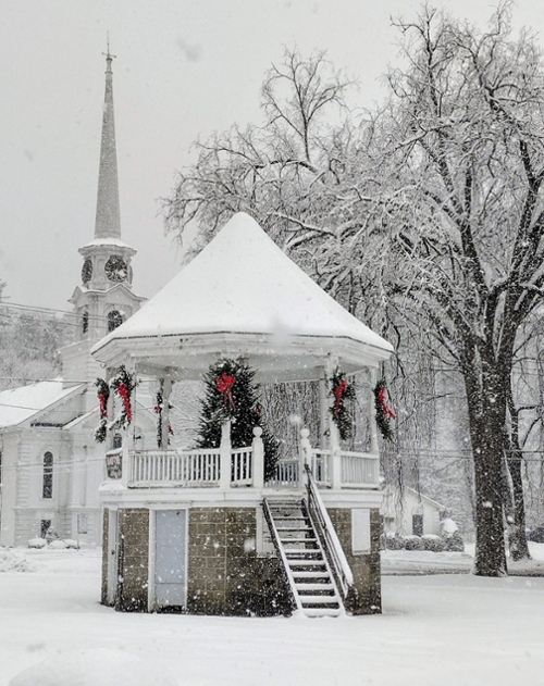Snowy image of the uptown common.